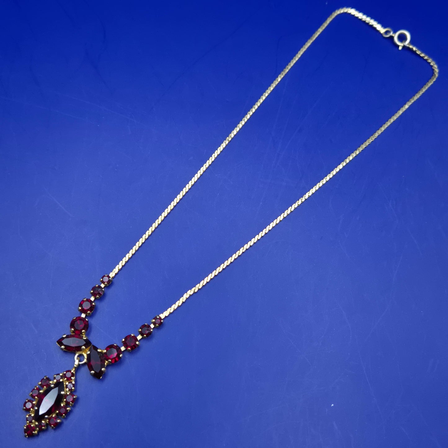 Prachtvolle Damen Kette mit tiefroten Steinen – Vintage-Stil Eleganz