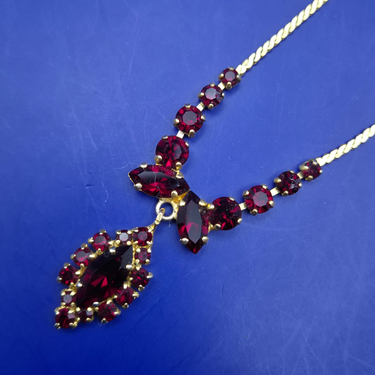 Prachtvolle Damen Kette mit tiefroten Steinen – Vintage-Stil Eleganz