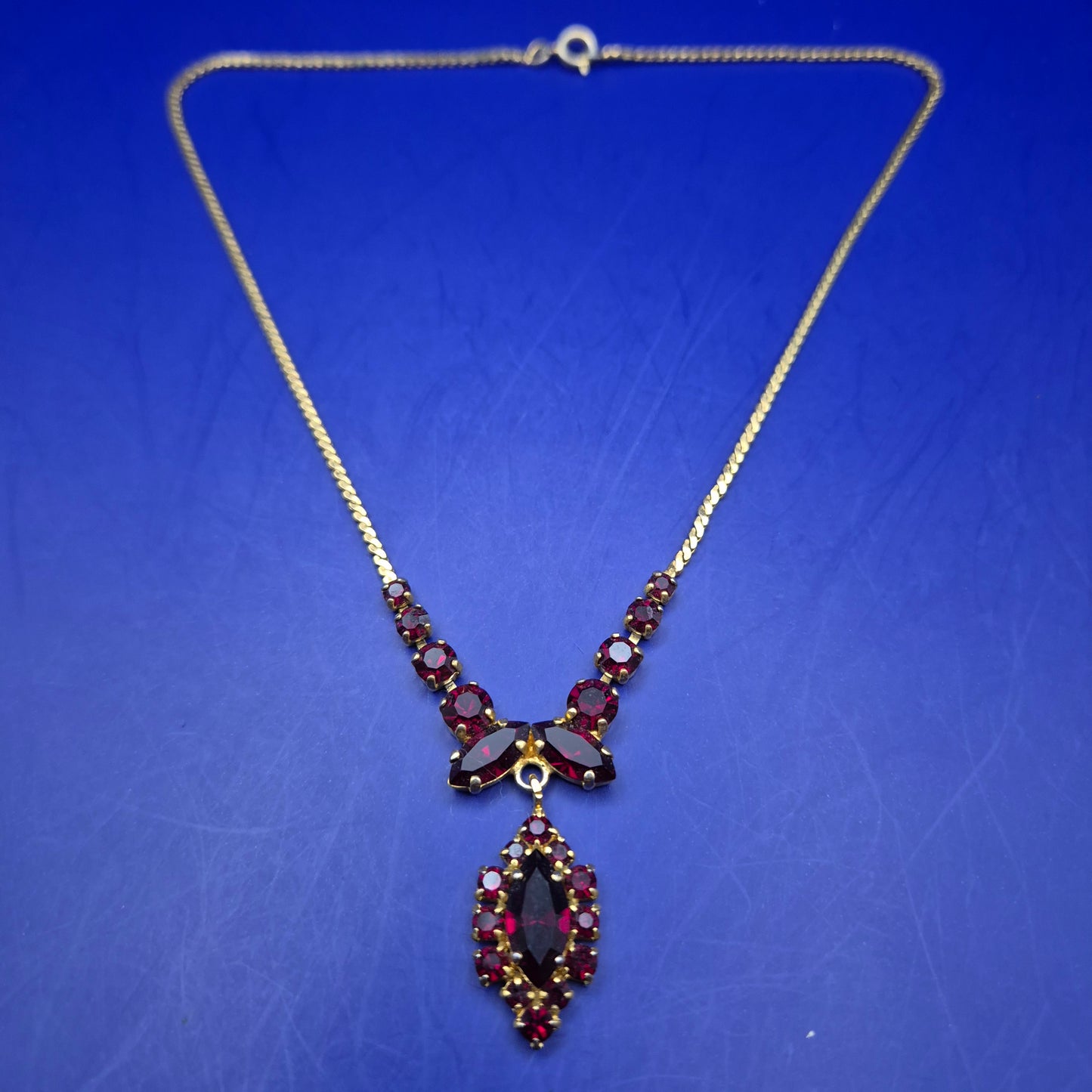 Prachtvolle Damen Kette mit tiefroten Steinen – Vintage-Stil Eleganz