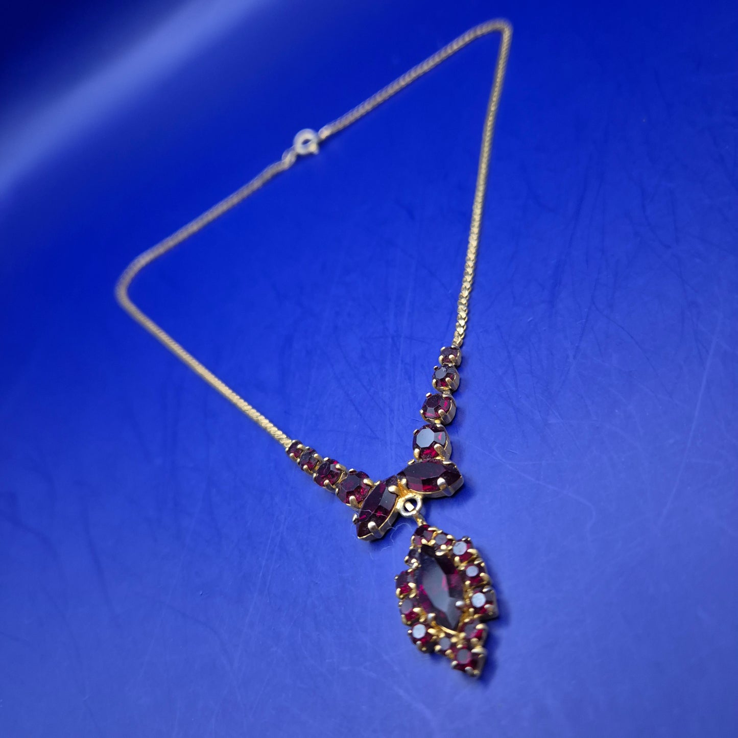 Prachtvolle Damen Kette mit tiefroten Steinen – Vintage-Stil Eleganz
