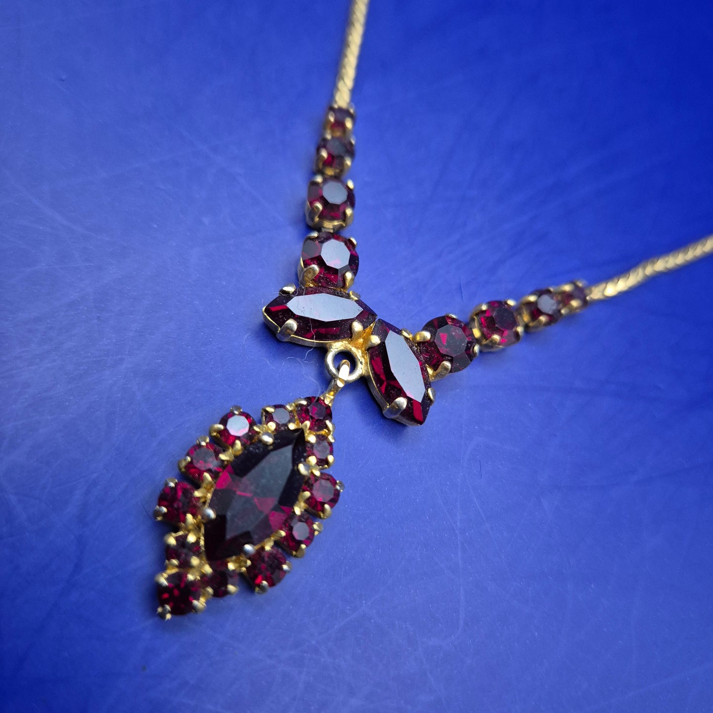 Prachtvolle Damen Kette mit tiefroten Steinen – Vintage-Stil Eleganz