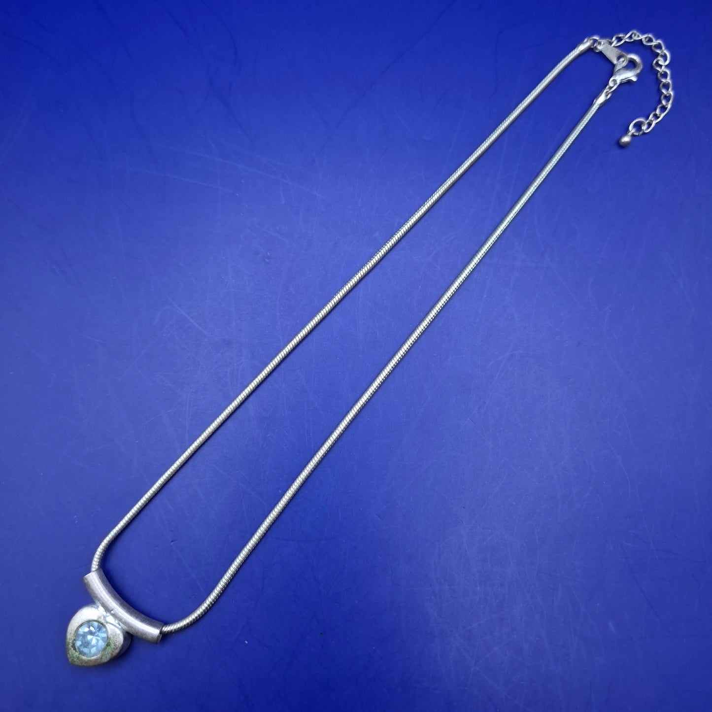 Stilvolle Silber Kette mit Herzanhänger und Blautopas – Modernes Design