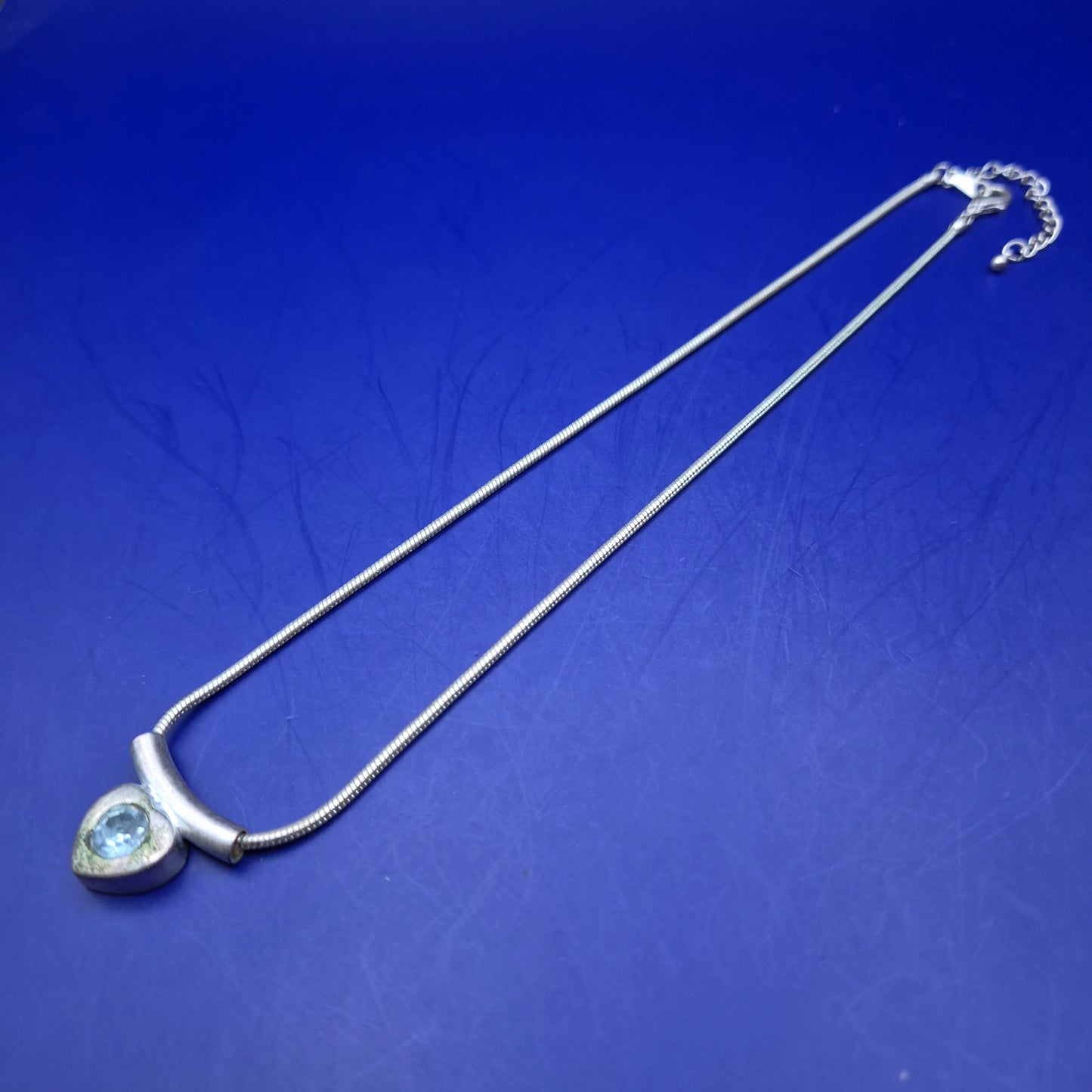 Stilvolle Silber Kette mit Herzanhänger und Blautopas – Modernes Design