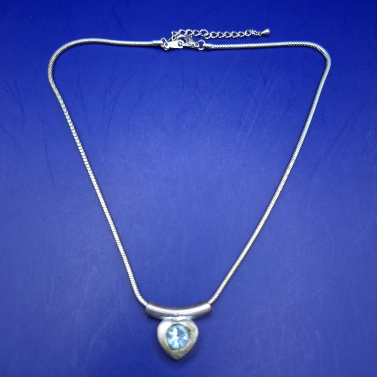 Stilvolle Silber Kette mit Herzanhänger und Blautopas – Modernes Design