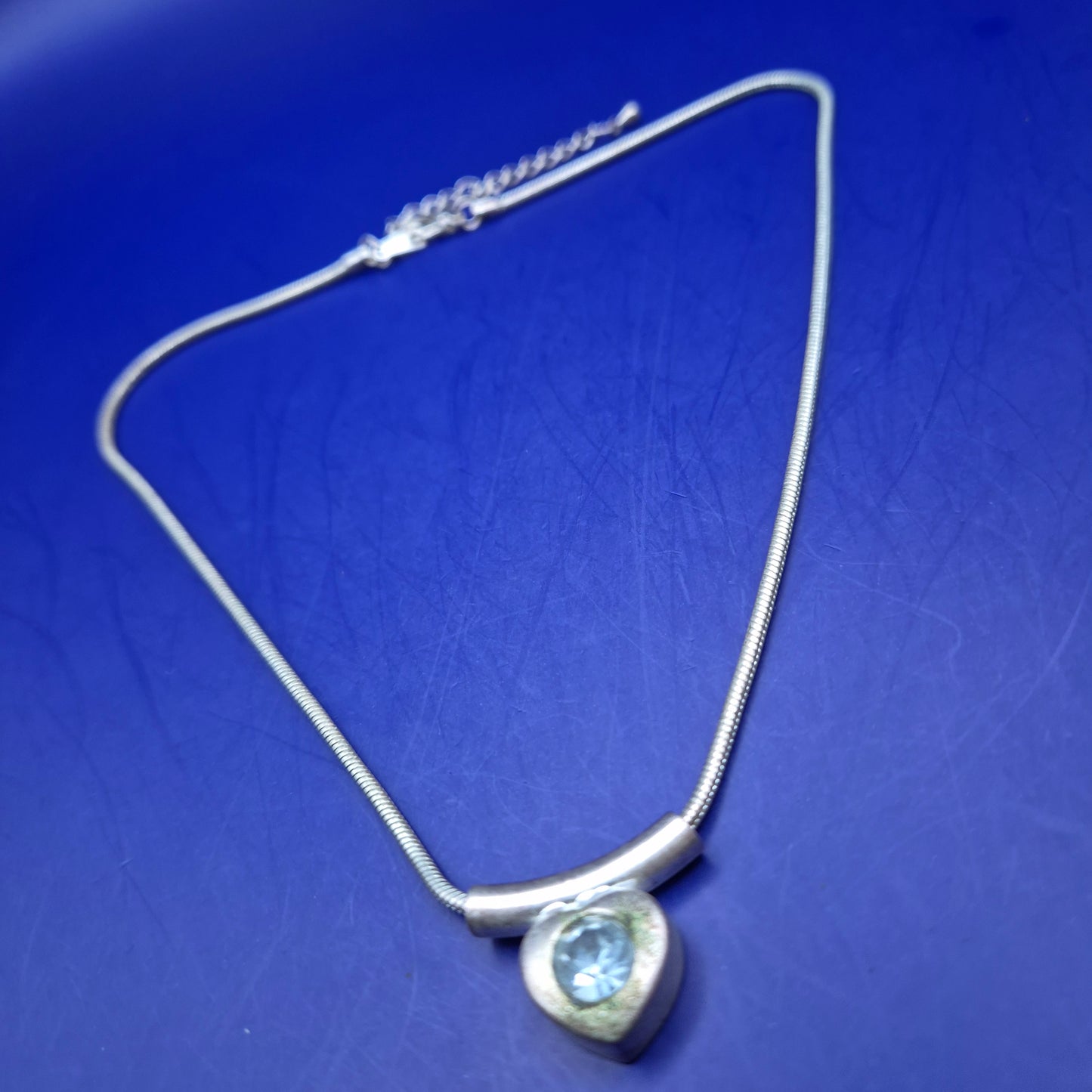 Stilvolle Silber Kette mit Herzanhänger und Blautopas – Modernes Design