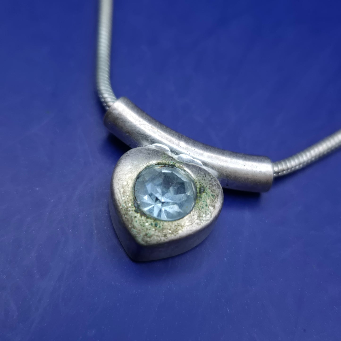 Stilvolle Silber Kette mit Herzanhänger und Blautopas – Modernes Design