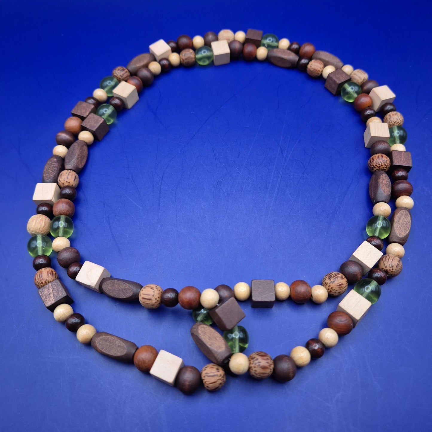 Lange Holzperlen Kette mit grünen Glasakzenten – Natur-Look