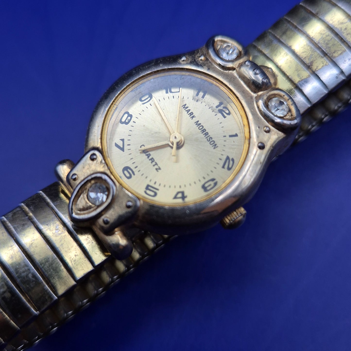 Exzentrische Mark Morrison Damen Uhr – Goldfarben mit Zirkonia-Akzenten
