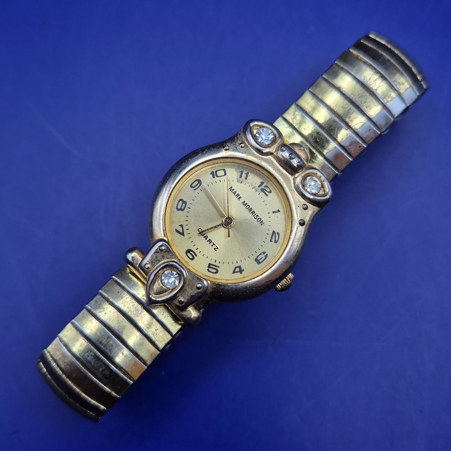 Exzentrische Mark Morrison Damen Uhr – Goldfarben mit Zirkonia-Akzenten