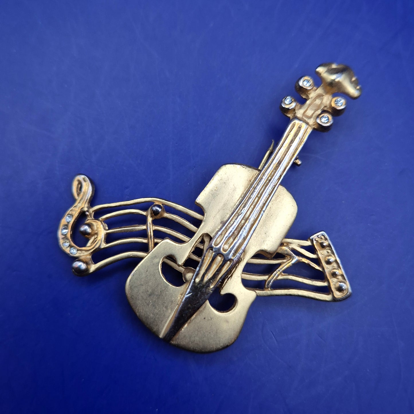 Vintage Brosche Geige mit Notenzeilen – Musikalisches Design mit Strass