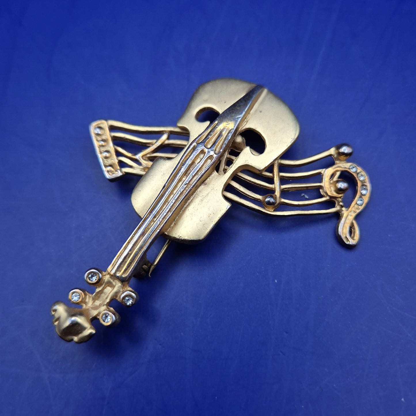 Vintage Brosche Geige mit Notenzeilen – Musikalisches Design mit Strass