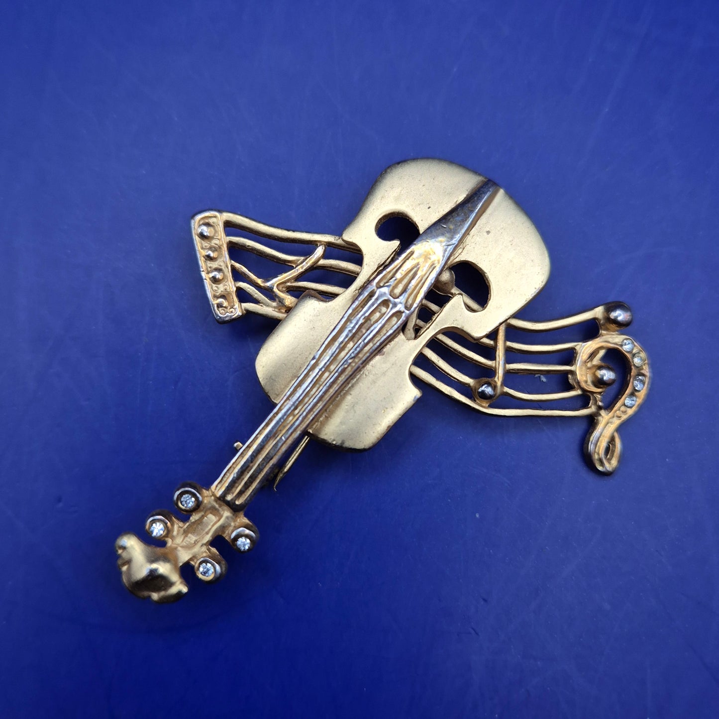 Vintage Brosche Geige mit Notenzeilen – Musikalisches Design mit Strass