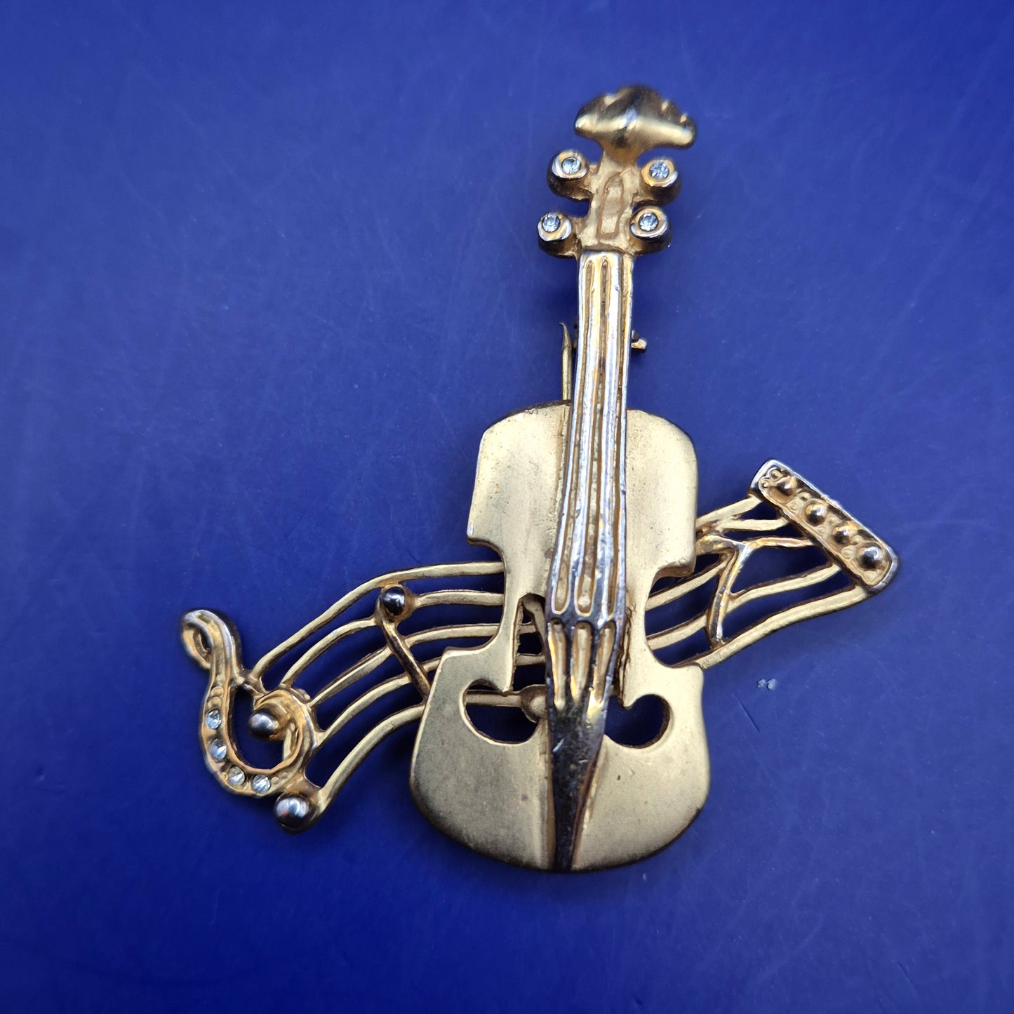 Vintage Brosche Geige mit Notenzeilen – Musikalisches Design mit Strass