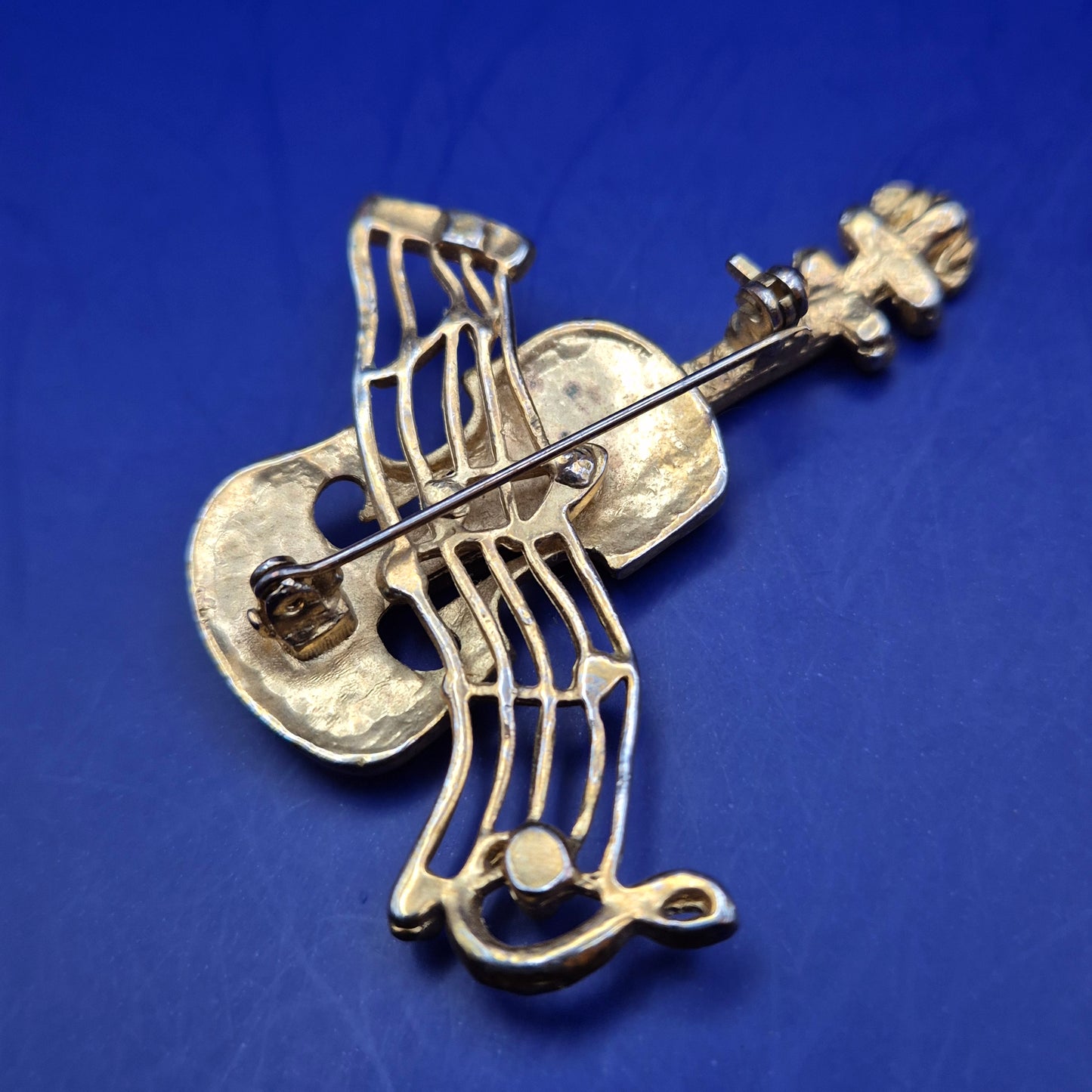 Vintage Brosche Geige mit Notenzeilen – Musikalisches Design mit Strass