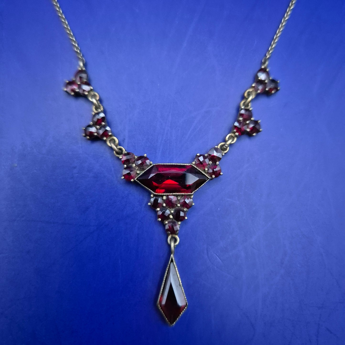 Antike Damen Halskette mit roten Granatsteinen – Vintage Eleganz