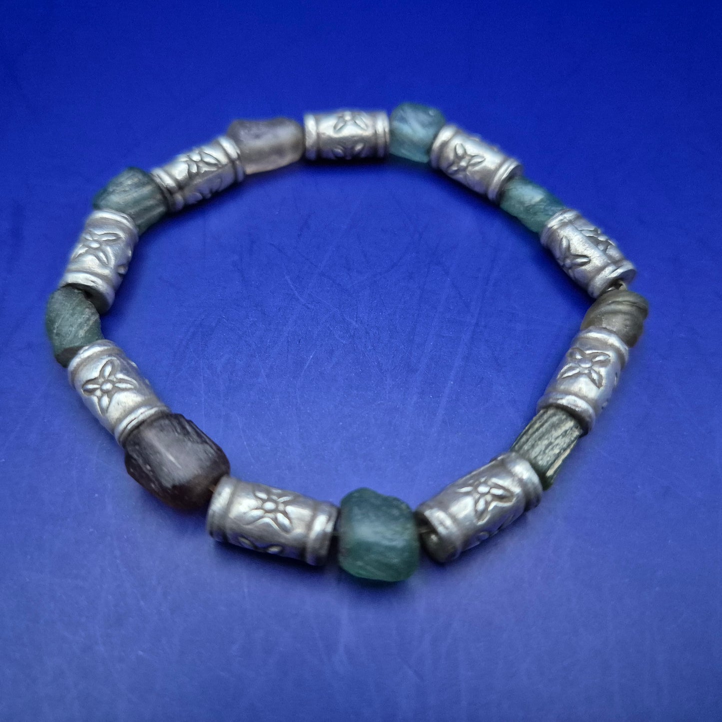 Rustikales Armband mit Steinperlen und verzierten Metallelementen
