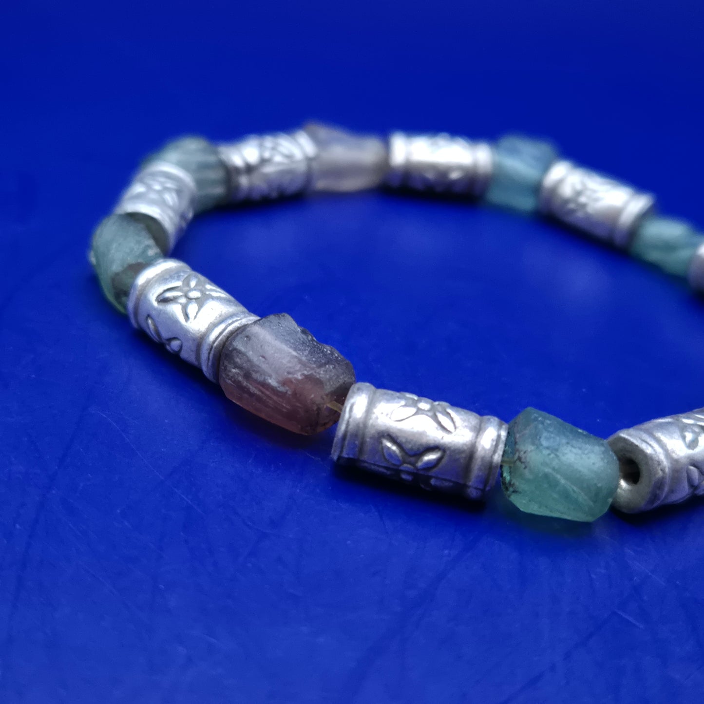 Rustikales Armband mit Steinperlen und verzierten Metallelementen