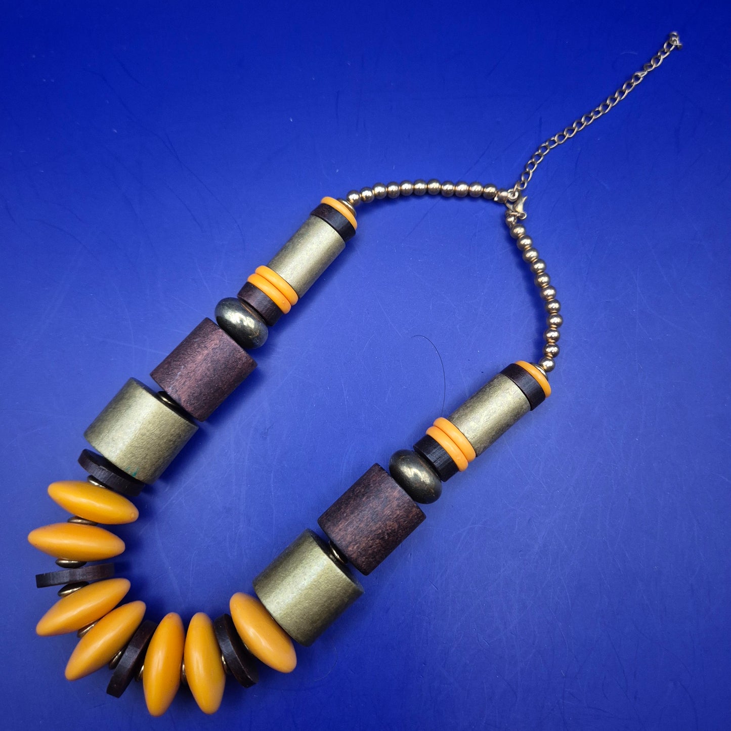 Auffällige Statement Kette – Mix aus Holz-, Metall- und Kunststoffelementen