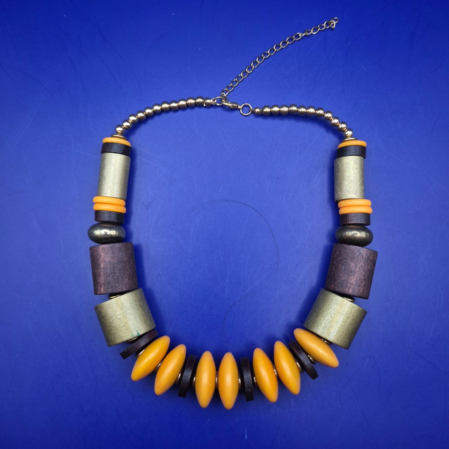 Auffällige Statement Kette – Mix aus Holz-, Metall- und Kunststoffelementen