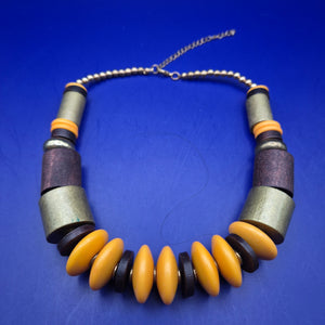 Auffällige Statement Kette – Mix aus Holz-, Metall- und Kunststoffelementen