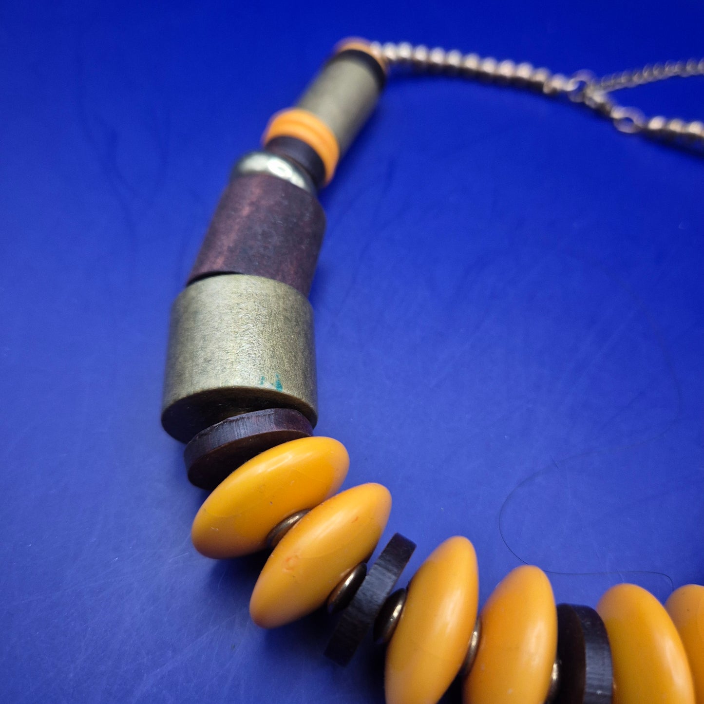 Auffällige Statement Kette – Mix aus Holz-, Metall- und Kunststoffelementen