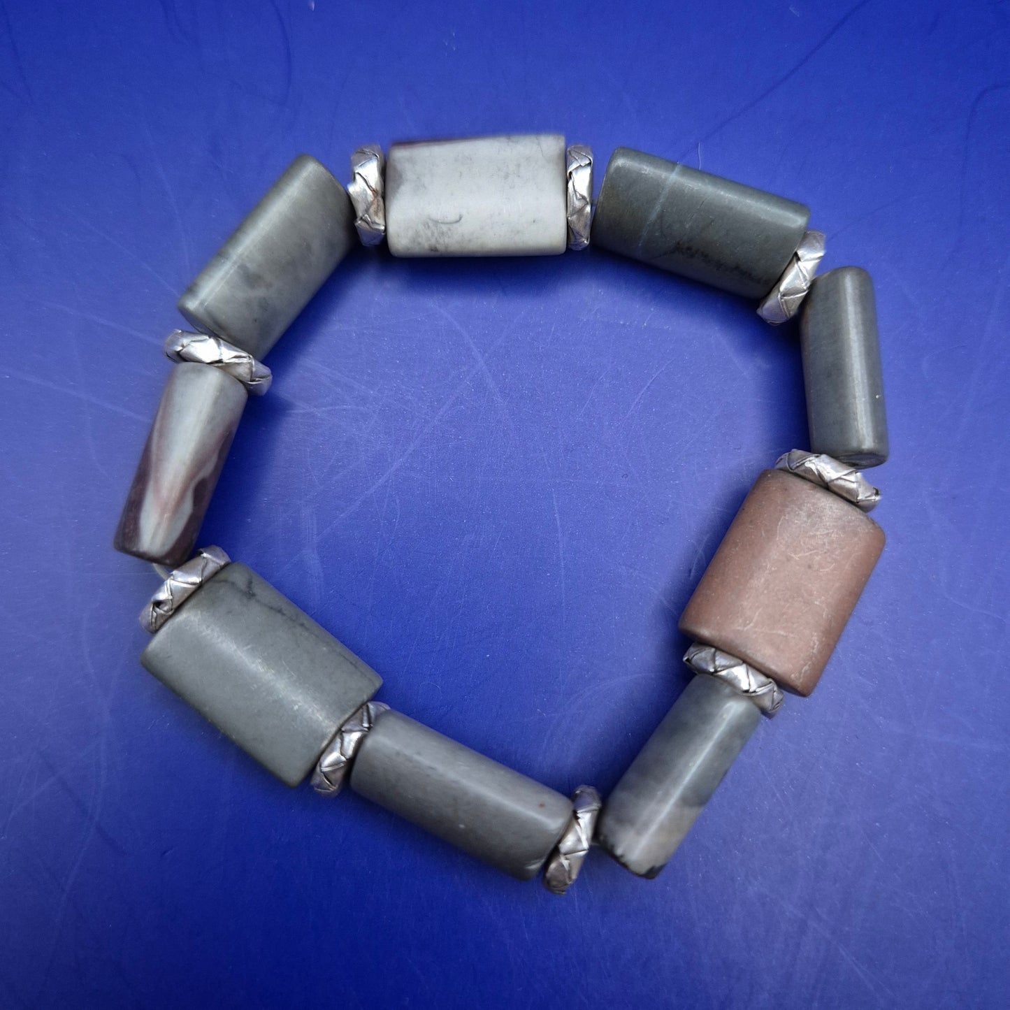 Markantes Stein Armband Herren & Damen – Zylindrische Perlen & Metallakzente