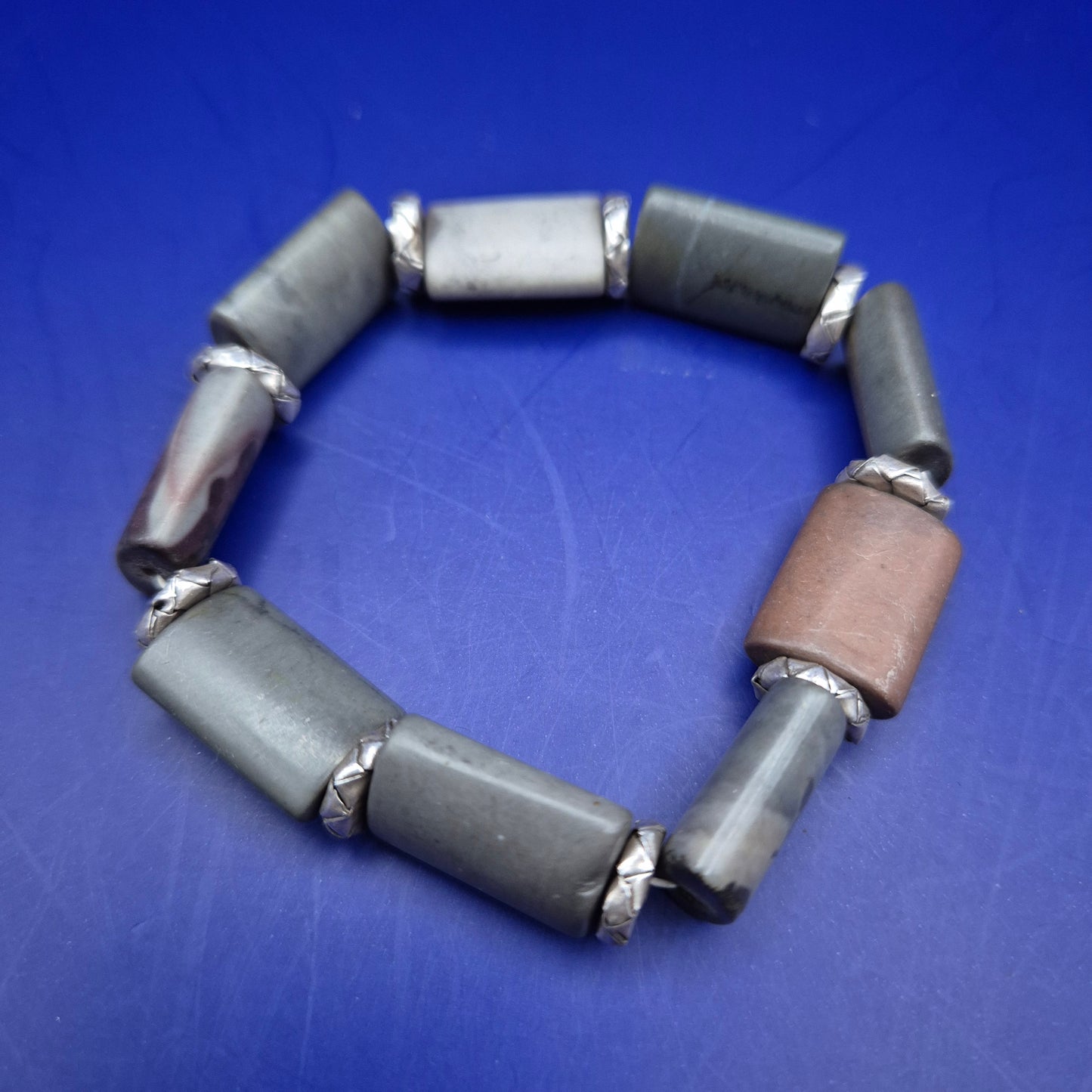 Markantes Stein Armband Herren & Damen – Zylindrische Perlen & Metallakzente