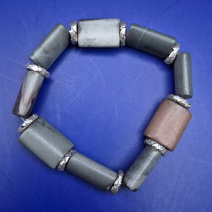 Markantes Stein Armband Herren & Damen – Zylindrische Perlen & Metallakzente