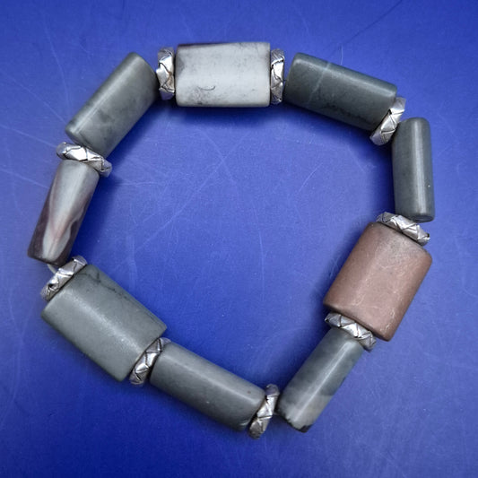 Markantes Stein Armband Herren & Damen – Zylindrische Perlen & Metallakzente