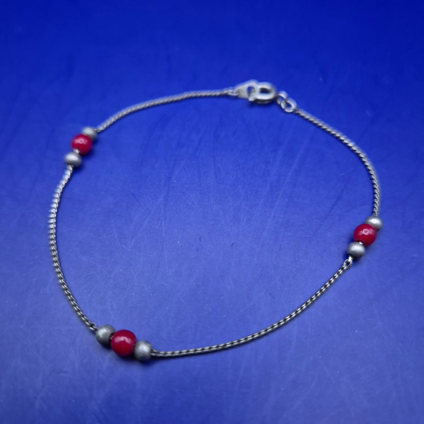 Elegantes Damen Armband mit roten Perlen – Silberfarbenes Design