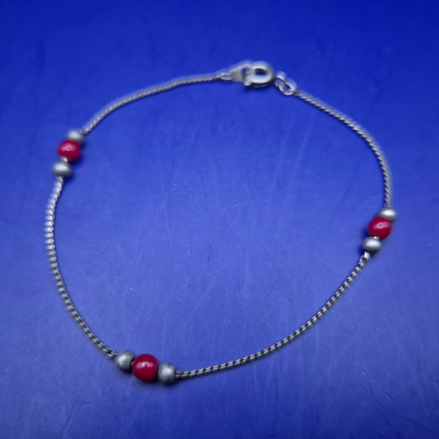 Elegantes Damen Armband mit roten Perlen – Silberfarbenes Design