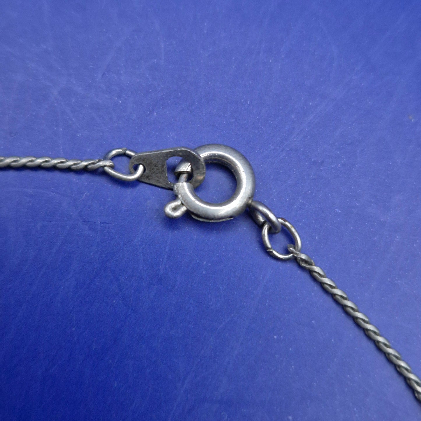 Elegantes Damen Armband mit roten Perlen – Silberfarbenes Design