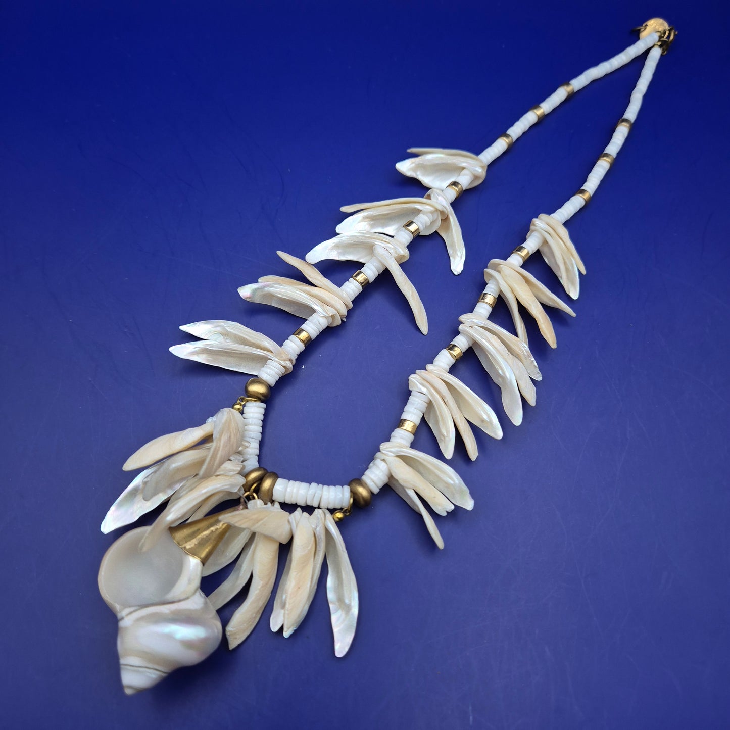 Exklusive ADOLF Muschel Kette – Maritimes Design mit Perlmutt-Glanz