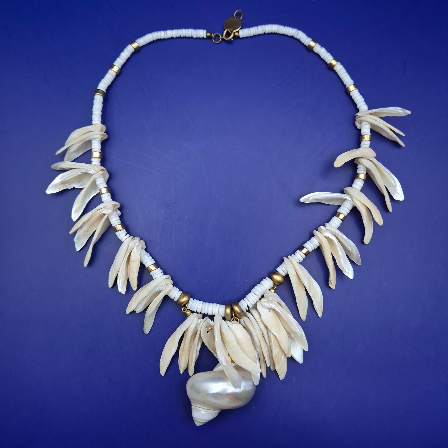 Exklusive ADOLF Muschel Kette – Maritimes Design mit Perlmutt-Glanz