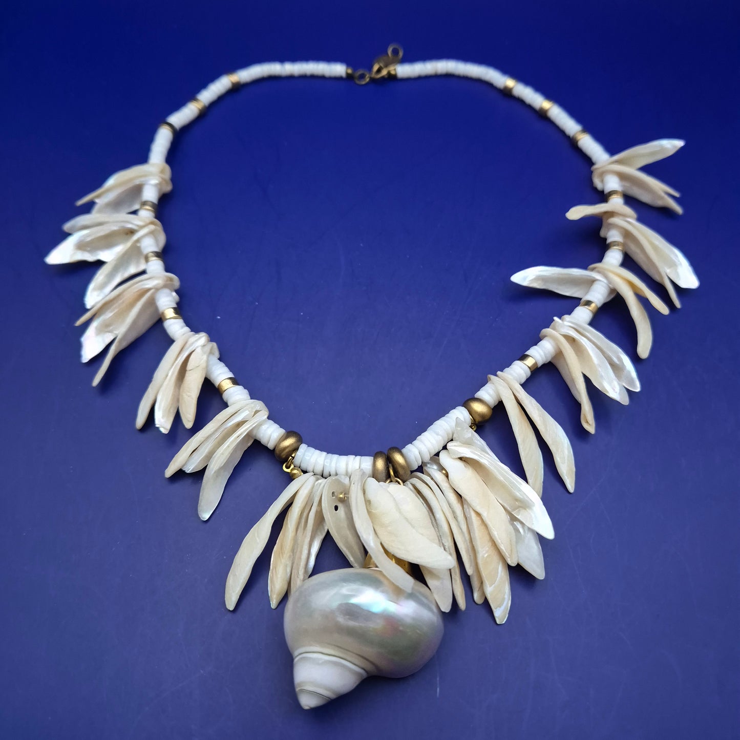 Exklusive ADOLF Muschel Kette – Maritimes Design mit Perlmutt-Glanz