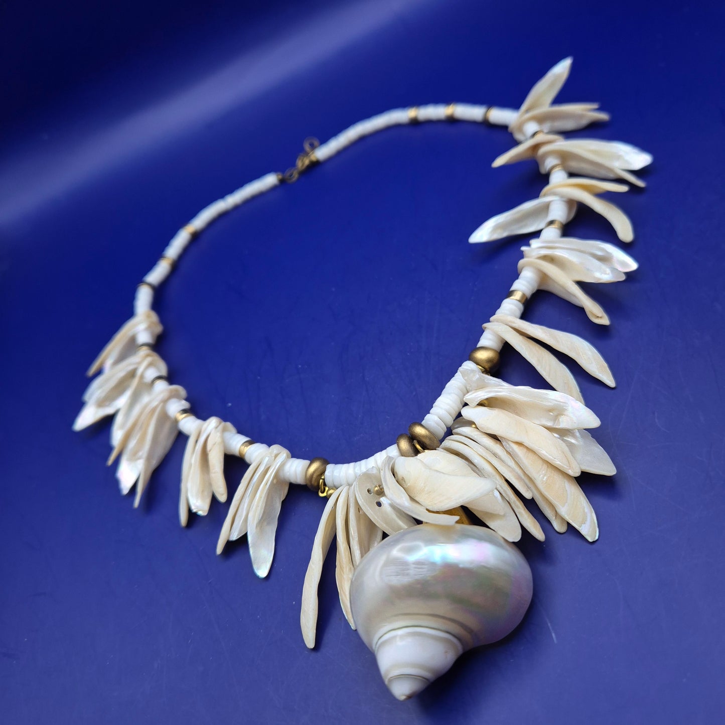 Exklusive ADOLF Muschel Kette – Maritimes Design mit Perlmutt-Glanz
