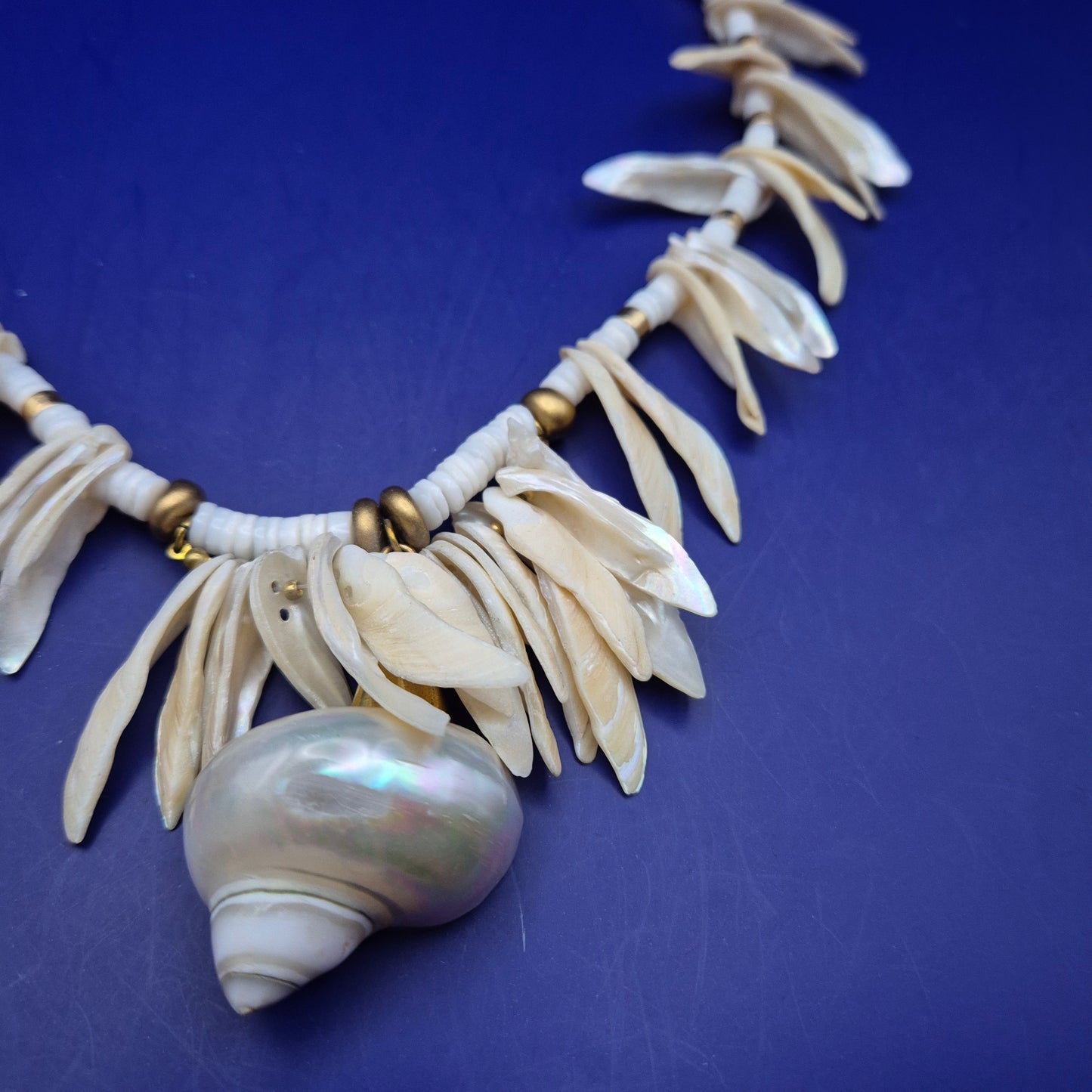 Exklusive ADOLF Muschel Kette – Maritimes Design mit Perlmutt-Glanz