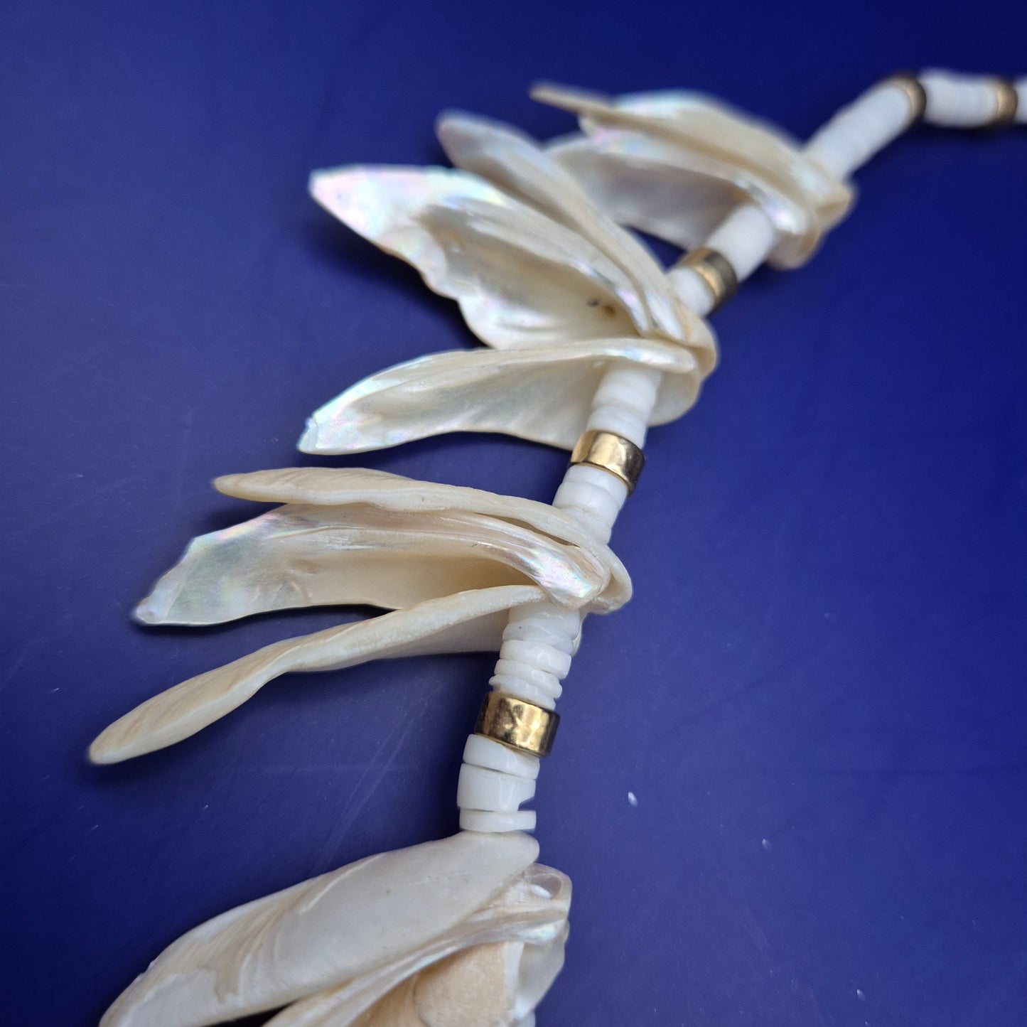Exklusive ADOLF Muschel Kette – Maritimes Design mit Perlmutt-Glanz