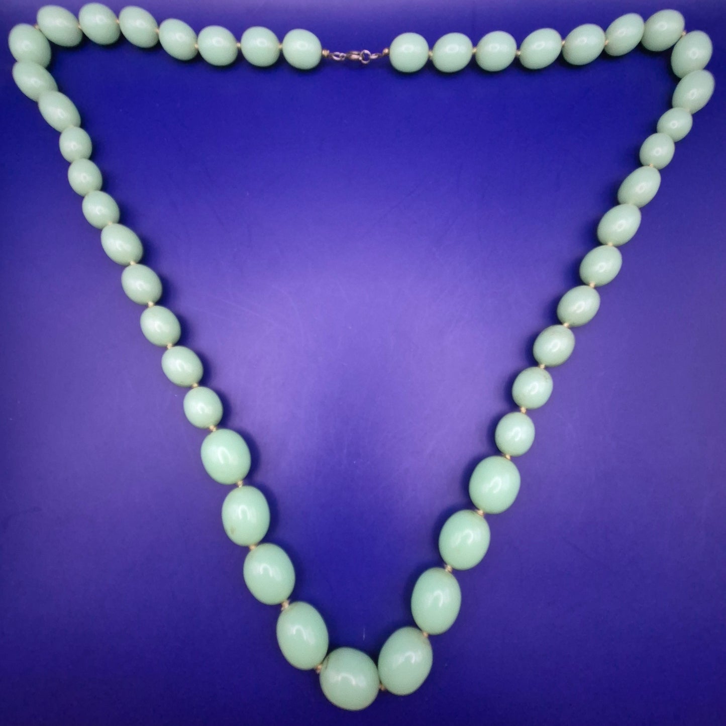 Stilvolle Jade-Optik Perlenkette – Klassisches Design in Sanftem Grün