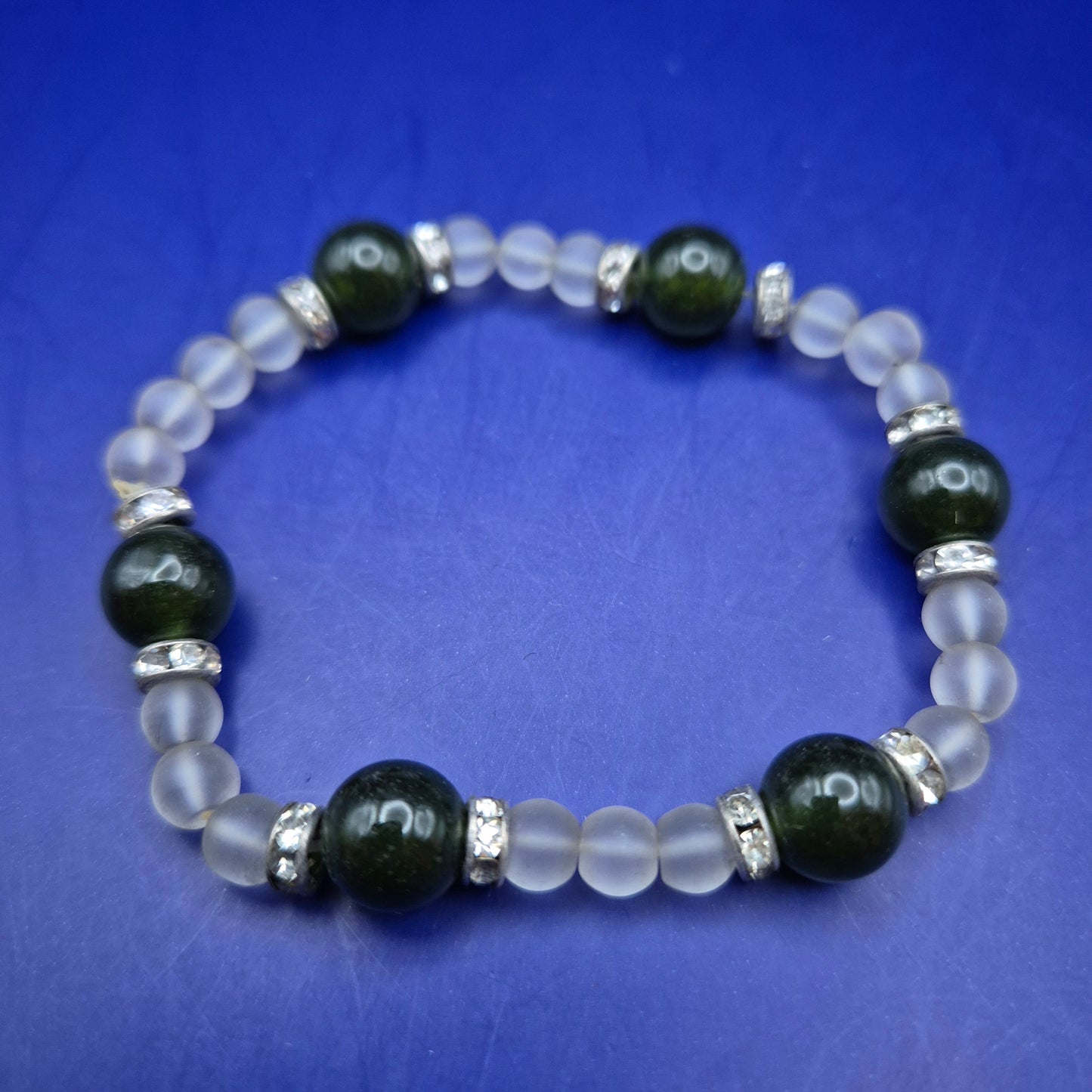 Titel Elegantes Damen Armband mit grünen Perlen und Glitzer-Akzenten