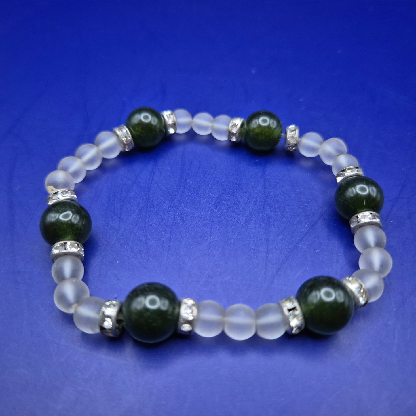 Titel Elegantes Damen Armband mit grünen Perlen und Glitzer-Akzenten