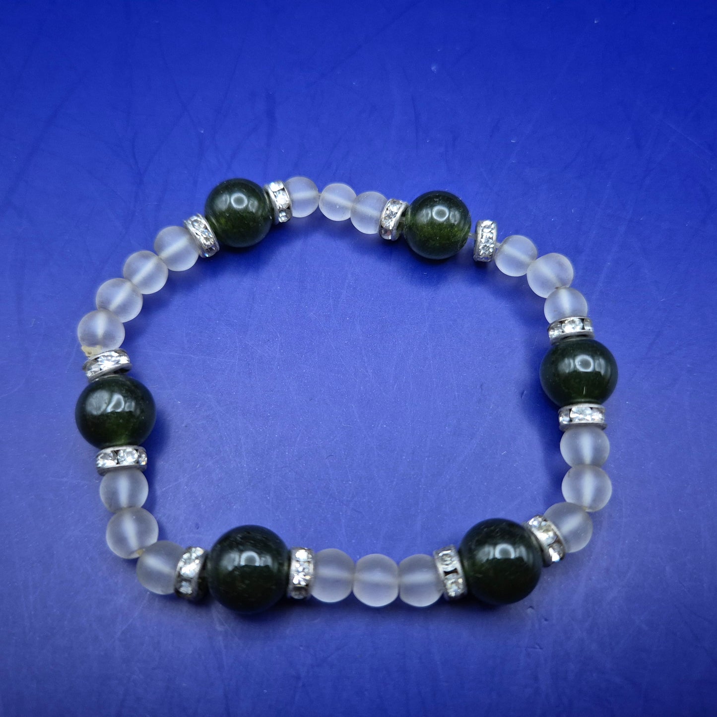 Titel Elegantes Damen Armband mit grünen Perlen und Glitzer-Akzenten
