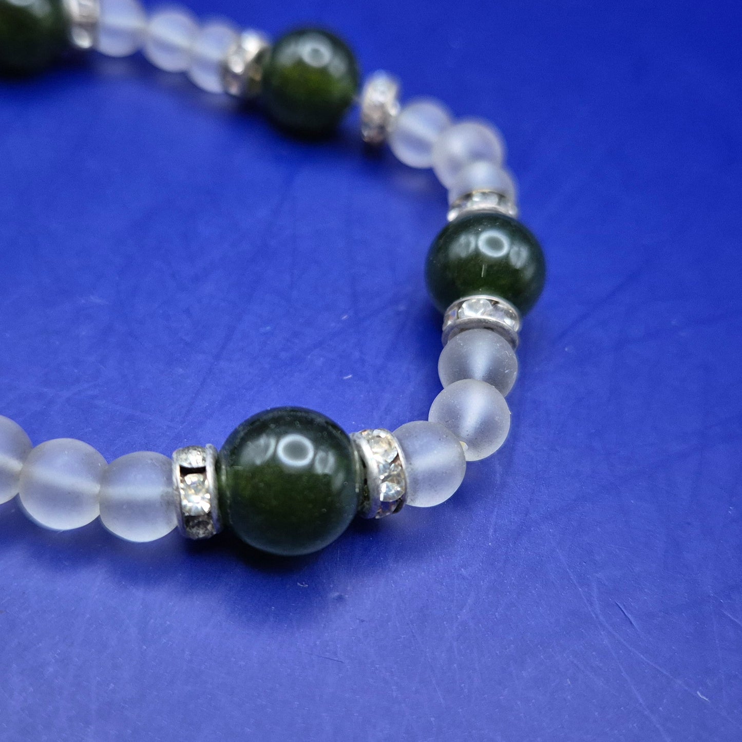 Titel Elegantes Damen Armband mit grünen Perlen und Glitzer-Akzenten