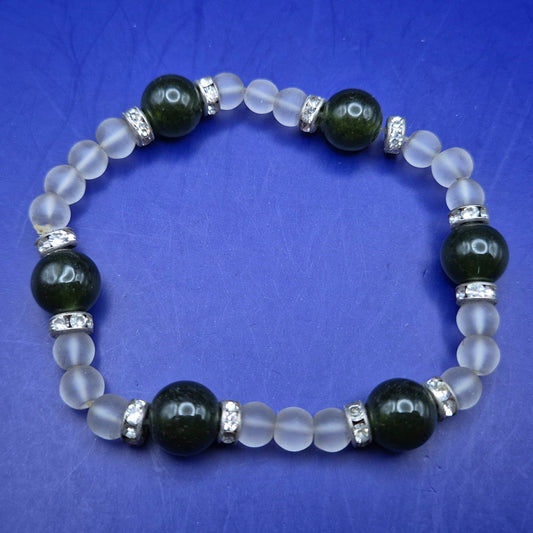 Titel Elegantes Damen Armband mit grünen Perlen und Glitzer-Akzenten