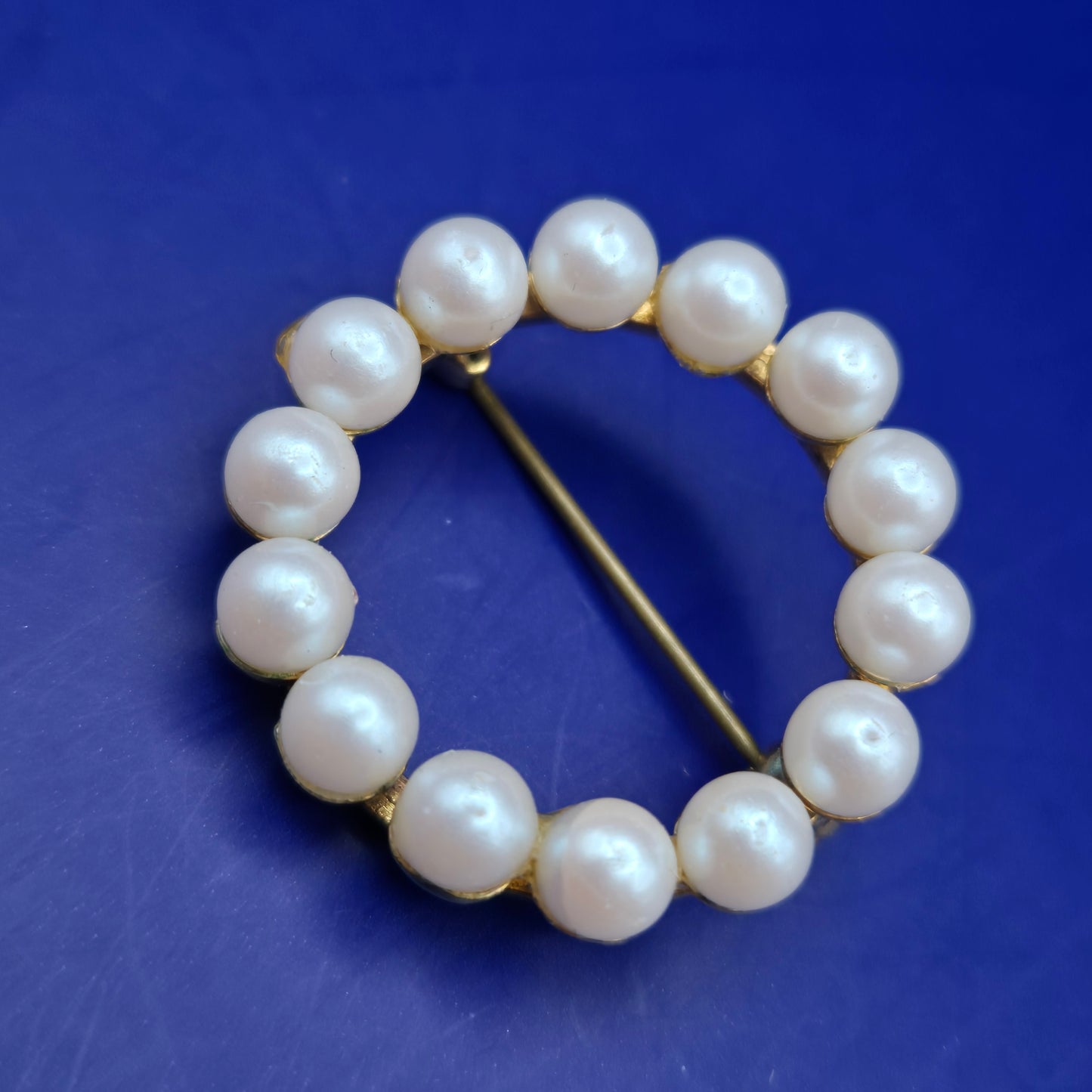 Klassische Perlenkranz Brosche – Goldfarben & Zeitlos Damen Uhr