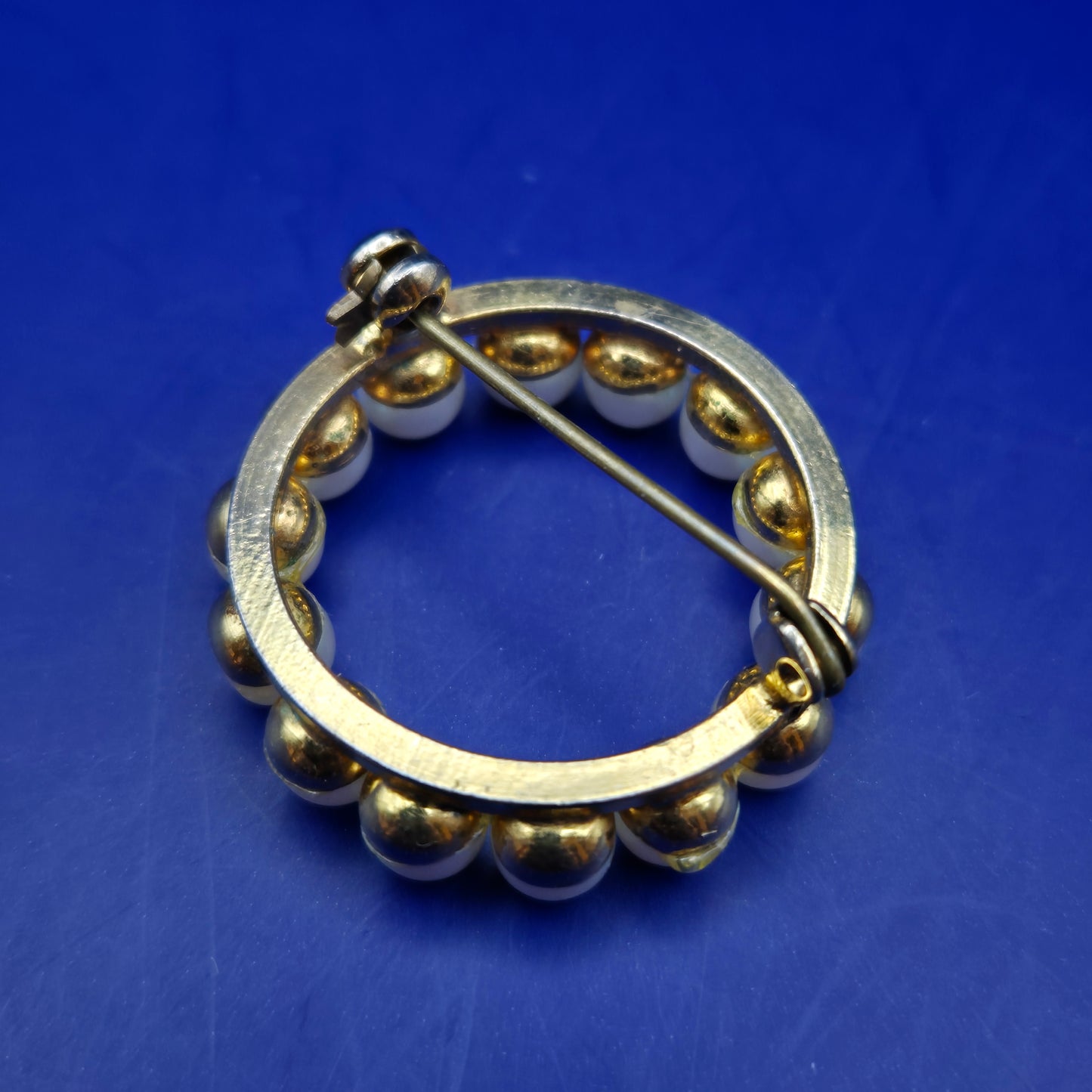 Klassische Perlenkranz Brosche – Goldfarben & Zeitlos Damen Uhr