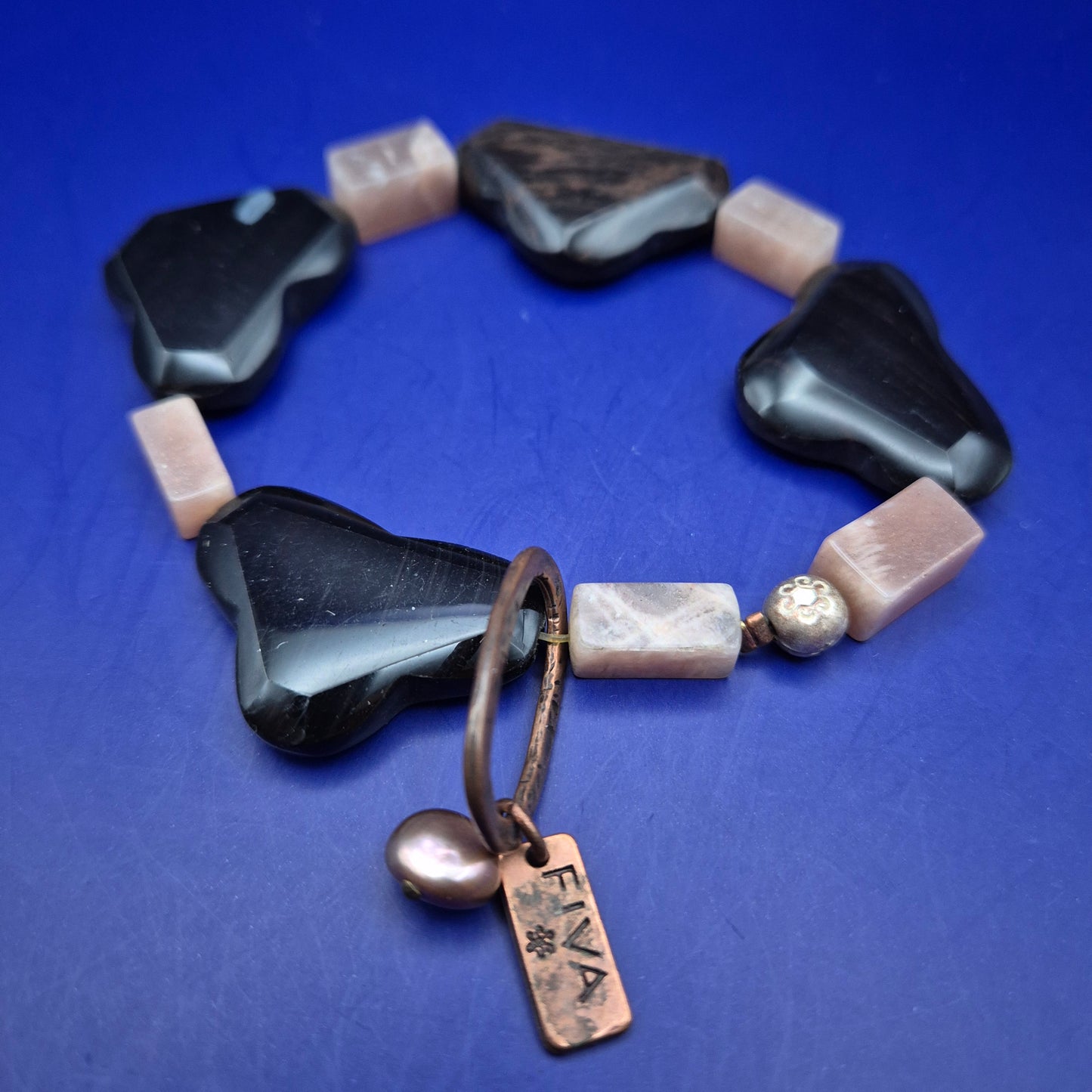 Elegantes Fiva Designer Armband – Naturstein & Kupfer Akzente
