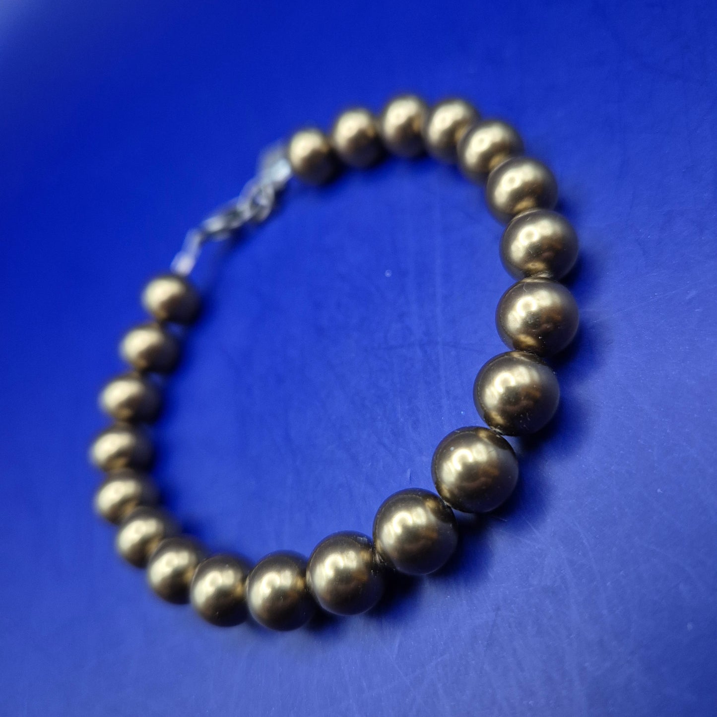 Elegantes Krikor Perlen Armband – Bronze Schimmer & Deutsche Handarbeit