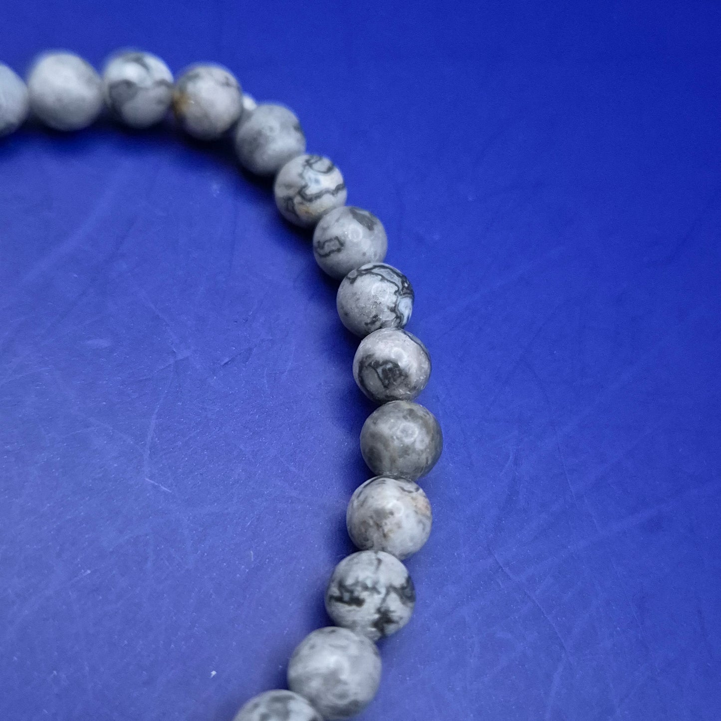 Natürliches Jaspis Perlen Armband – Stilvolles Grau für Herren & Damen