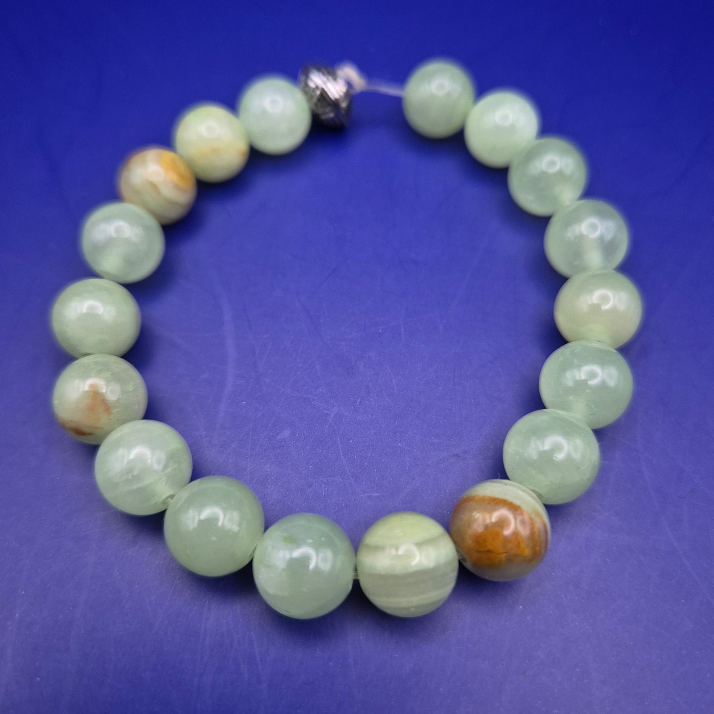 Elegantes Damen Armband aus grünen Natursteinperlen – Zeitloser Stil